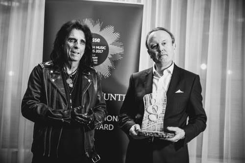 Nordoff Robbins Scotland presents rock-god Alice Cooper with ‘Best International Artist’ Award 