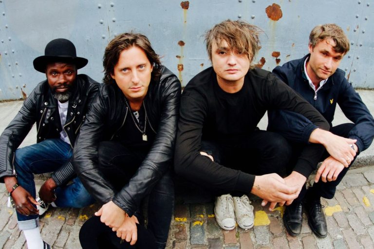 The Libertines sitting on the floor