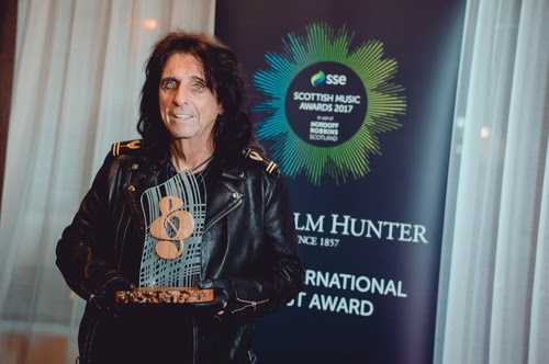 Nordoff Robbins Scotland presents rock-god Alice Cooper with ‘Best International Artist’ Award