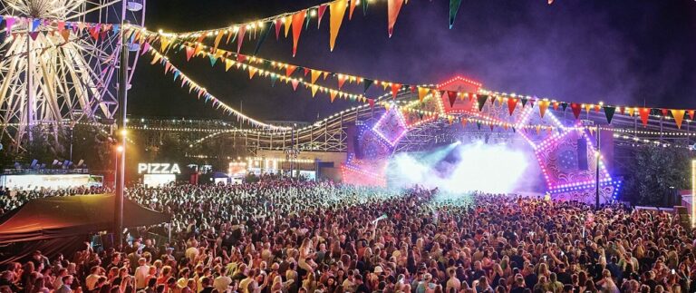 A huge crowd in front of the Margate main stage