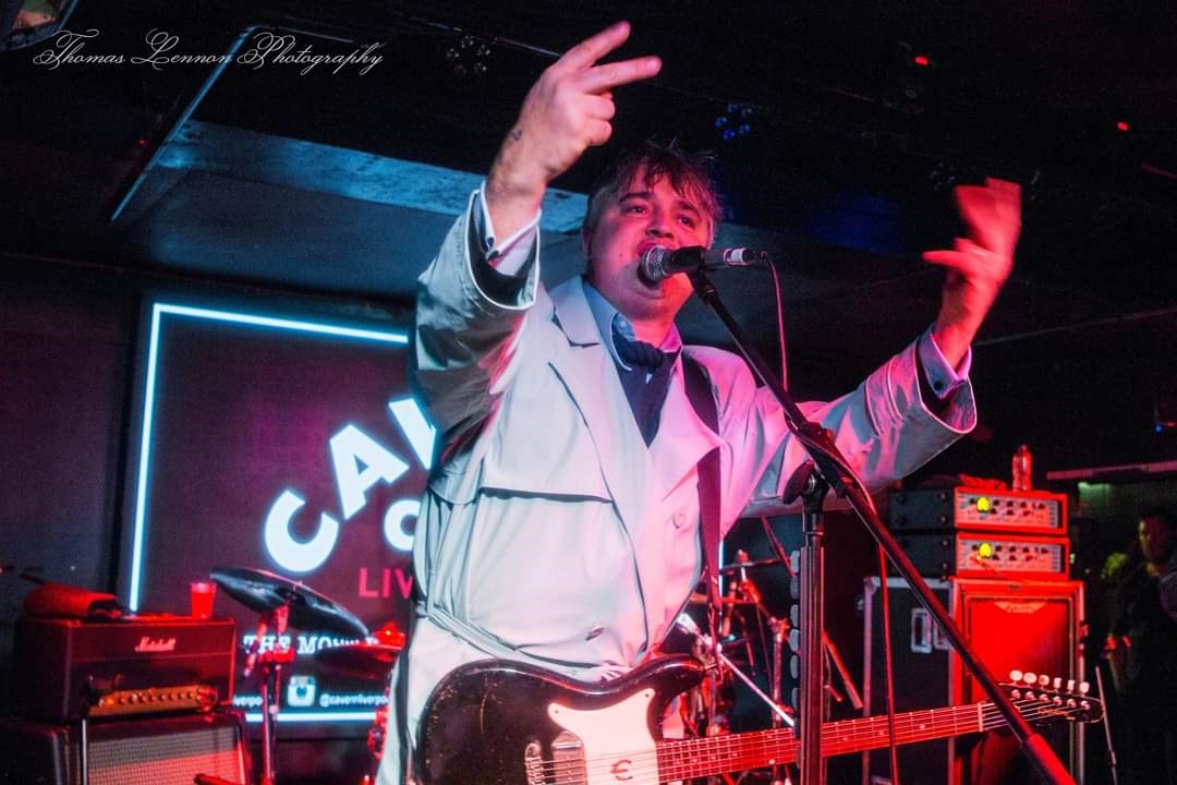 Pete Doherty at the Cavern club putting 2 fingers up to the crowd
