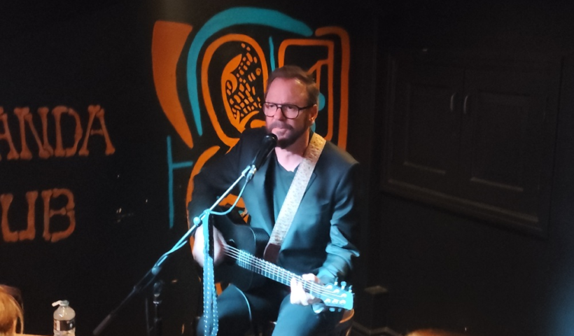 kiefer sutherland on stage at the jacaranda liverpool with his guitar
