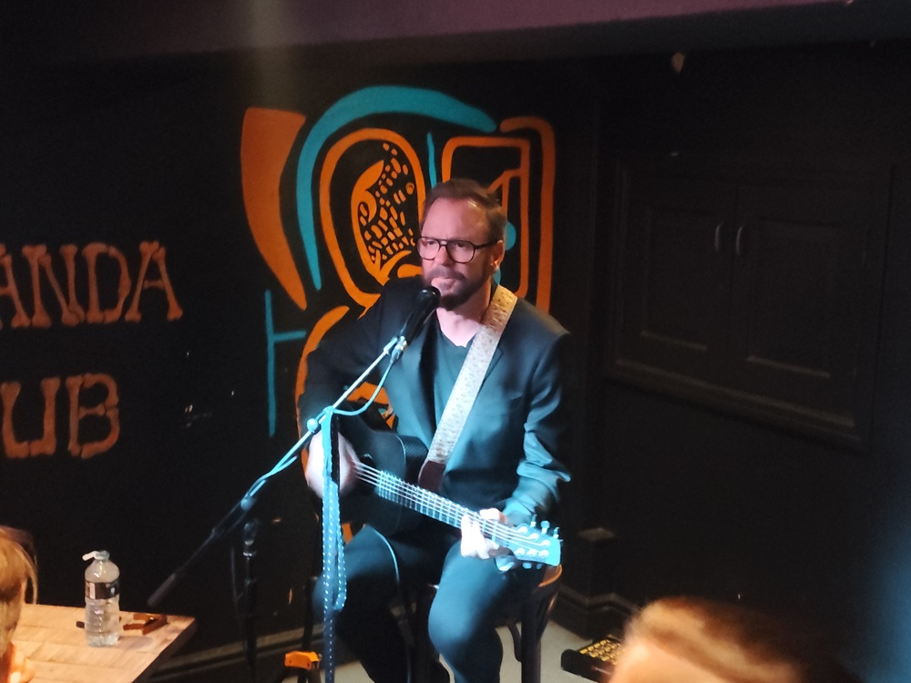 kiefer sutherland on stage at the jacaranda liverpool with his guitar